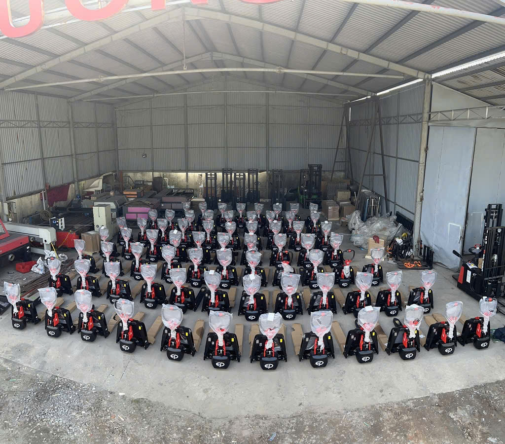 Xe nâng điện 1.5 tấn F4