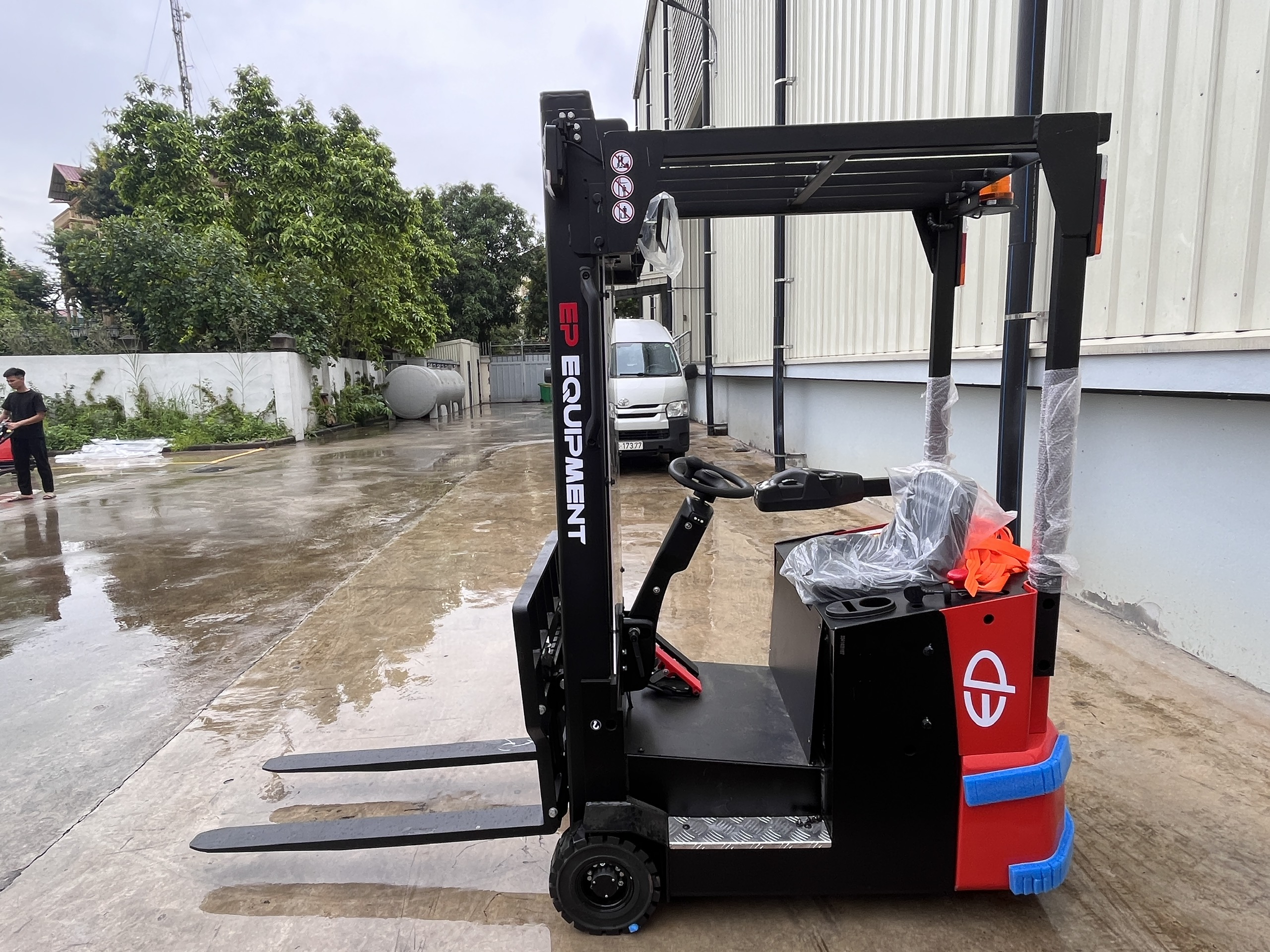 Xe nâng điện 3 bánh